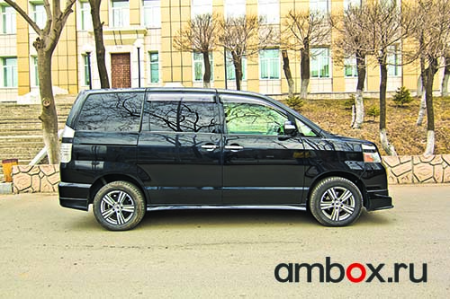 Toyota Voxy. Один объем и масса вариантов