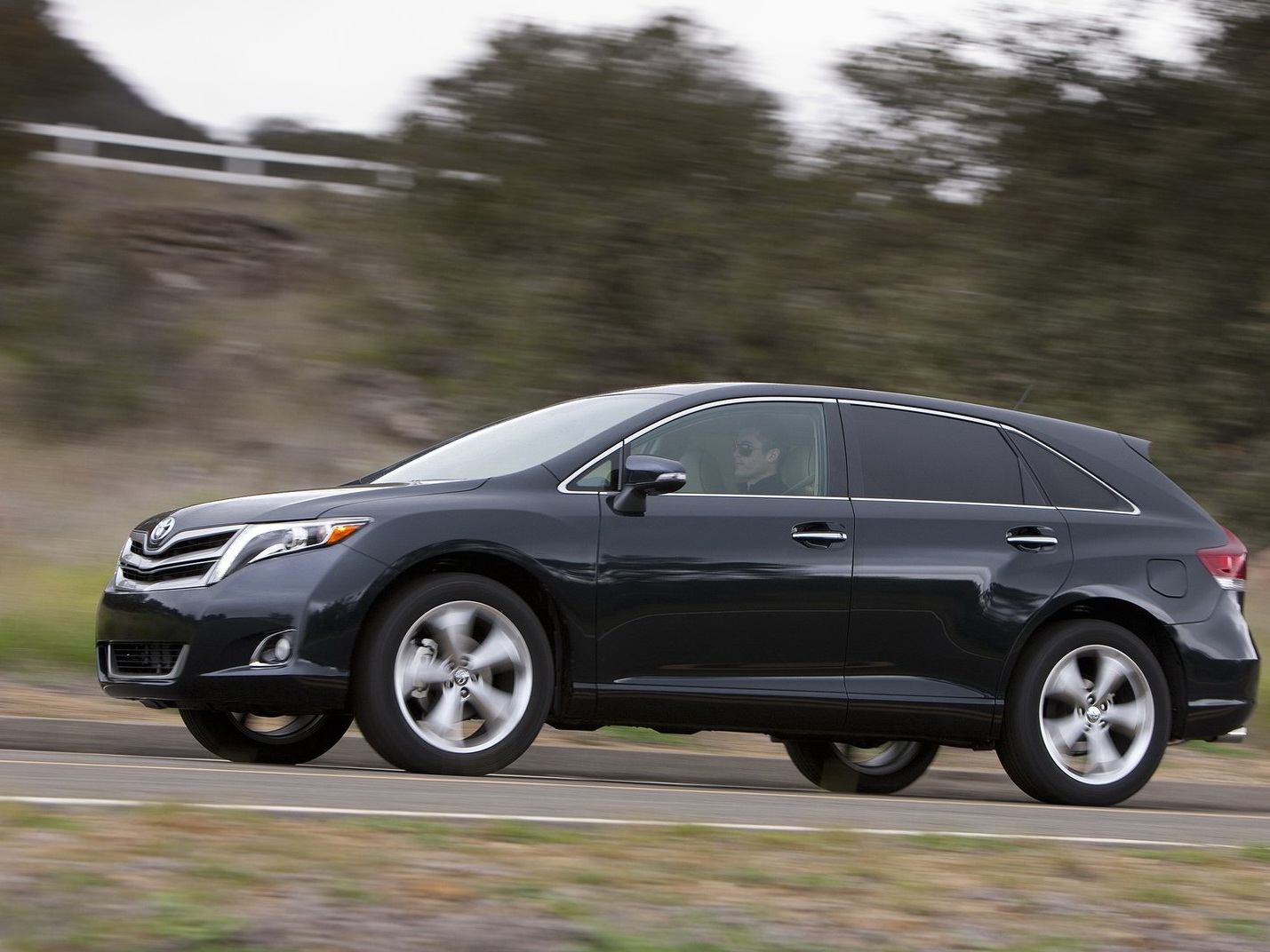 Toyota Venza 2013. Свежий кроссвэн