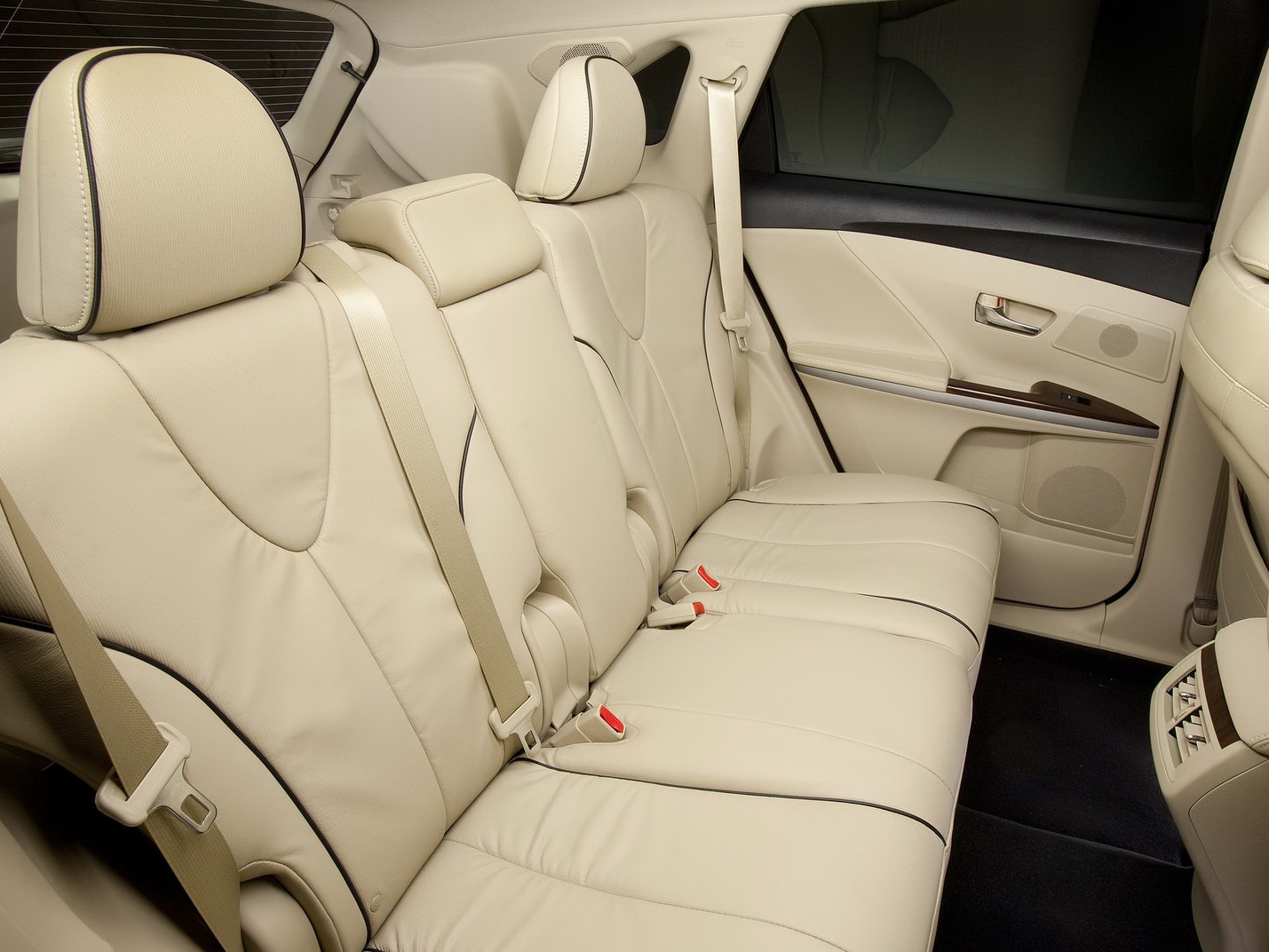 Toyota Venza 2013. Свежий кроссвэн