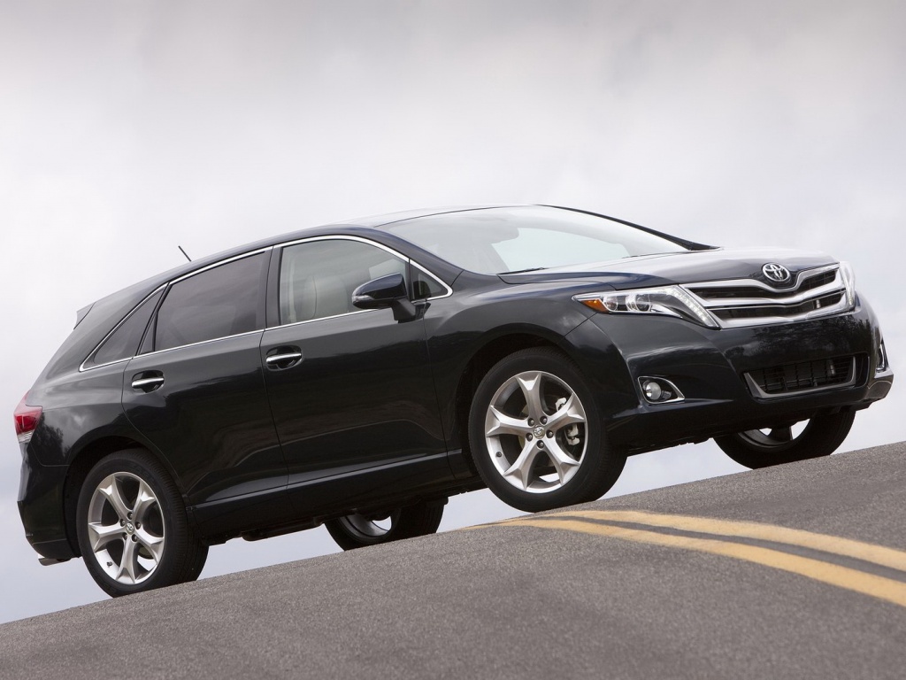 Toyota Venza 2013. Свежий кроссвэн