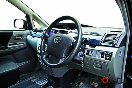 Toyota Voxy. Один объем и масса вариантов