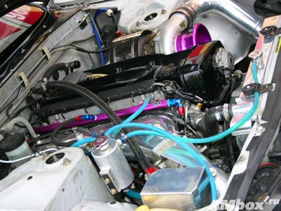 Доработанный двигатель RB26 DET «питается» бензином HKS Drag Gas, октановое число которого приближается к отметке «120».